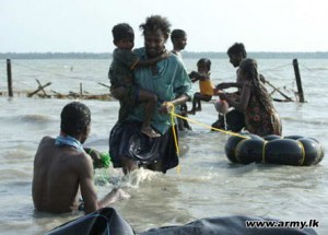 Tamil Civilians escape from LTTE